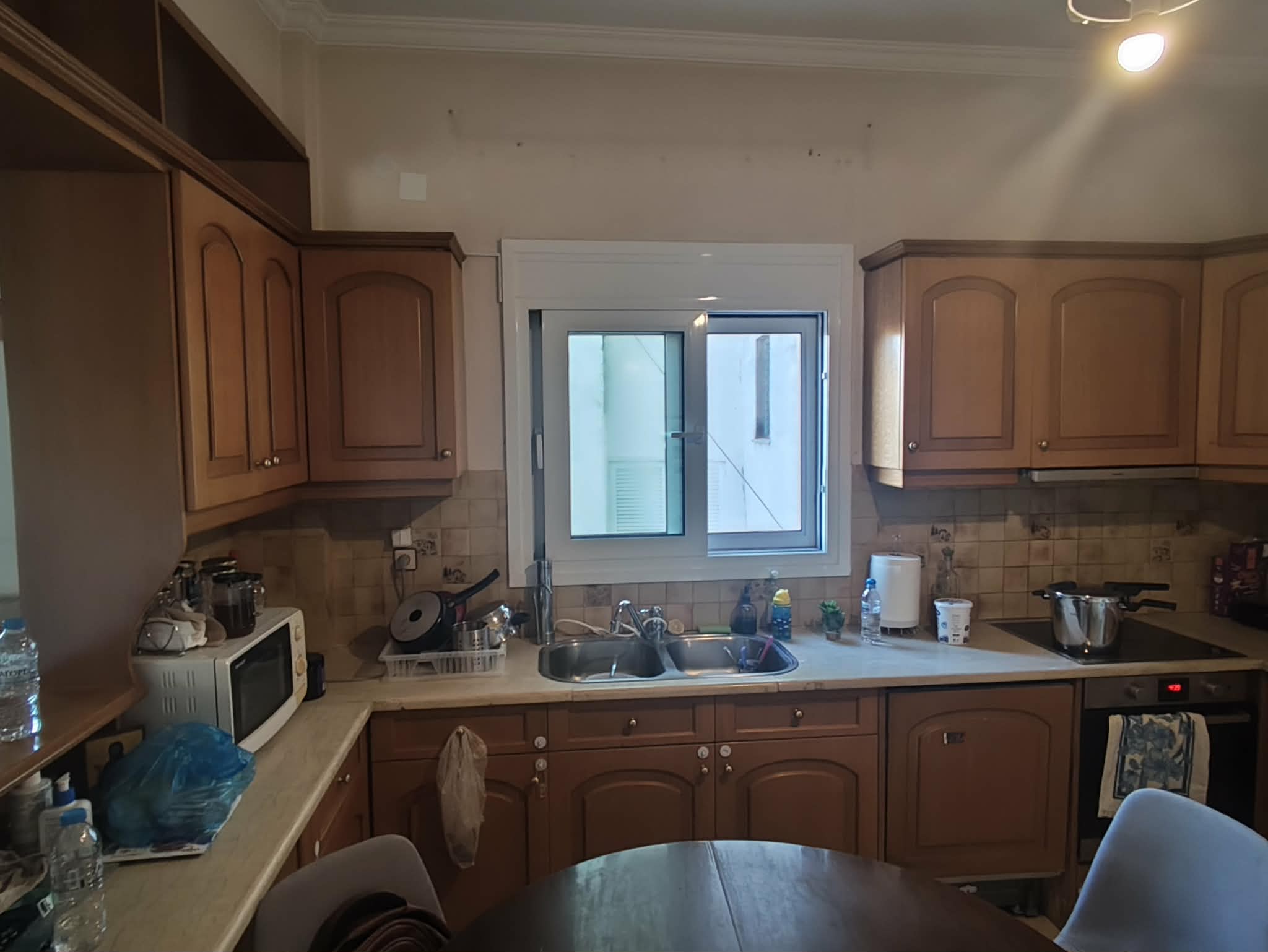 Κουζίνα, παράθυρο πάνω από νεροχύτη