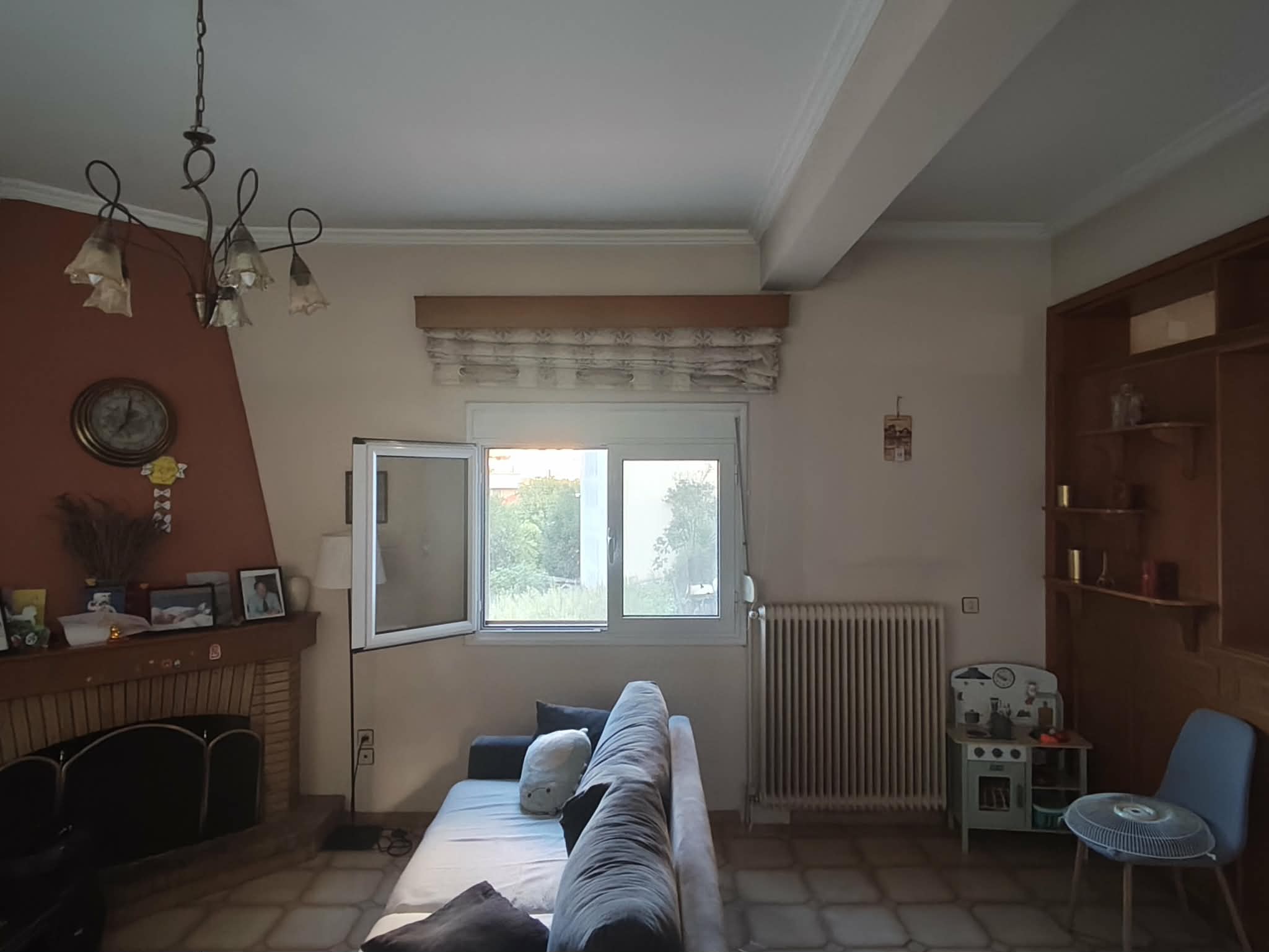 Σαλόνι, τζάκι και παράθυρο